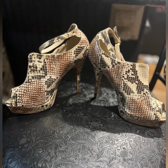 🤎🤎EUC- DOLLHOUSE VERDICT 107 METALLIC SNAKESKIN HEELS SZ 10🤎🤎 - Picture 16 of 16